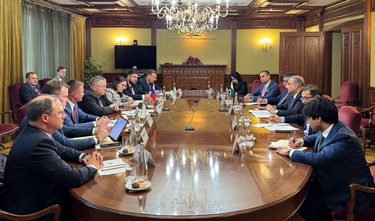 Privatization Minister Abdul Aleem Khan along with Pakistani delegation in a meeting with Russian officials on October 2, 2024, in Moscow, Russia. (Photo courtesy: Government of Pakistan)