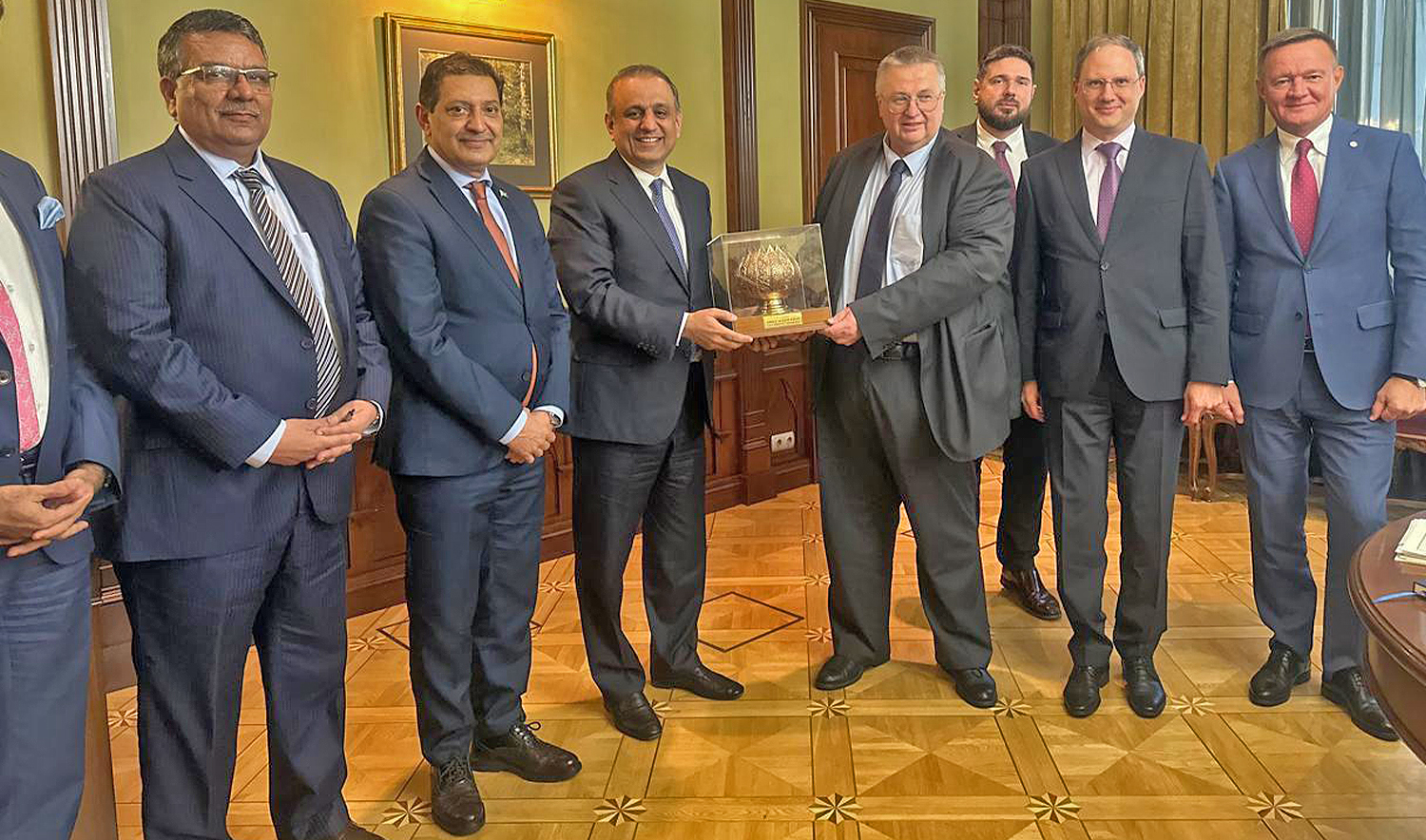 Pakistan's Privatization Minister Abdul Aleem Khan (third from left) receives a souvenir from Russia’s Deputy Prime Minister Alexei Overchuk (third from right) in Moscow, Russia, on October 3, 2024. (PID)