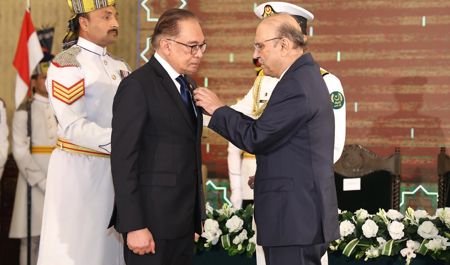 President Asif Ali Zardari (right) confers Pakistan’s highest civilian award on Malaysian Prime Minister Dato’ Seri Anwar Ibrahim in Islamabad, Pakistan on October 3, 2024. (PID)