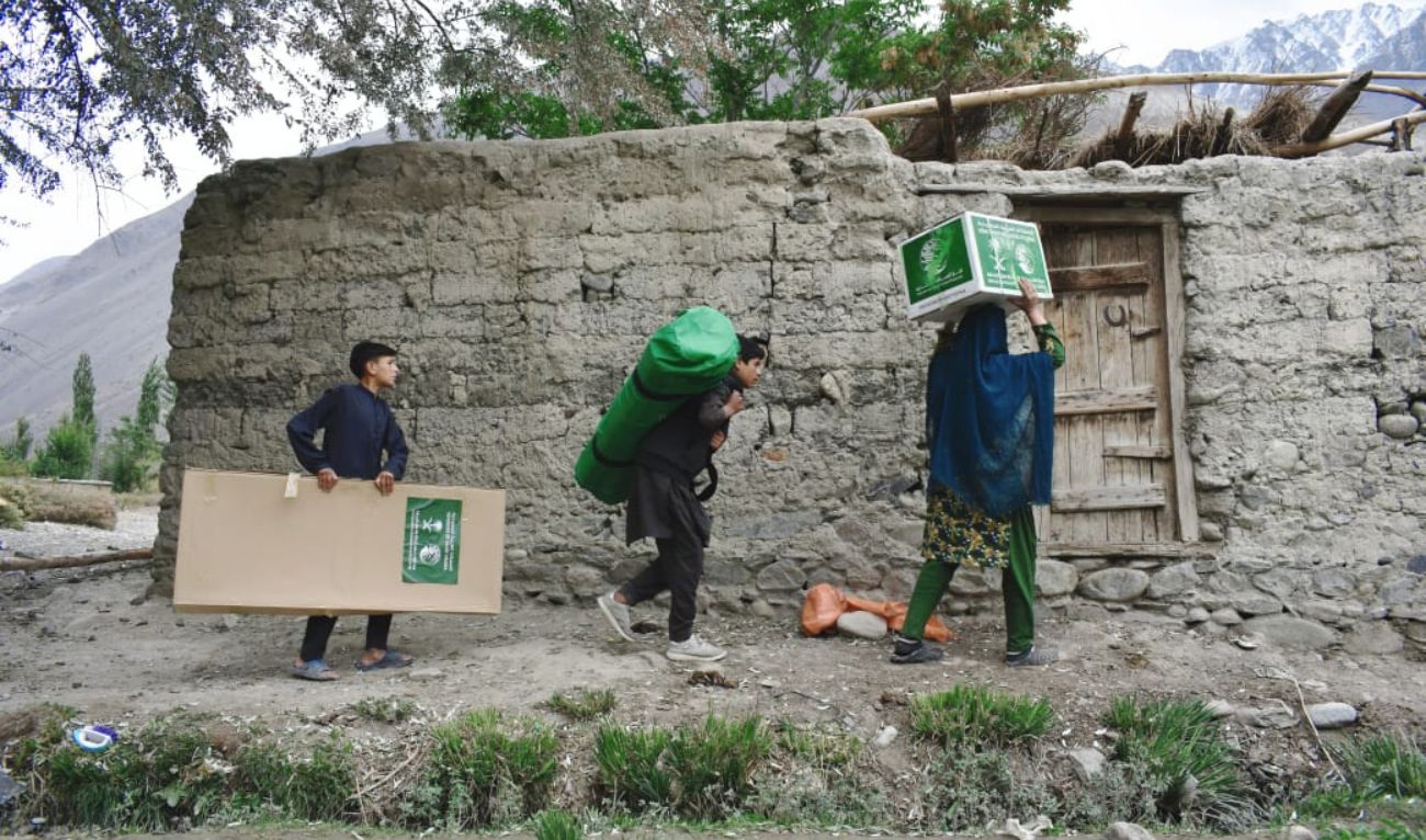 Workers of King Salman Relief Center distribute aid to families affected by rain and flood in Khyber Pakhtunkhwa province of Pakistan on October 6, 2024. (KSrelief)