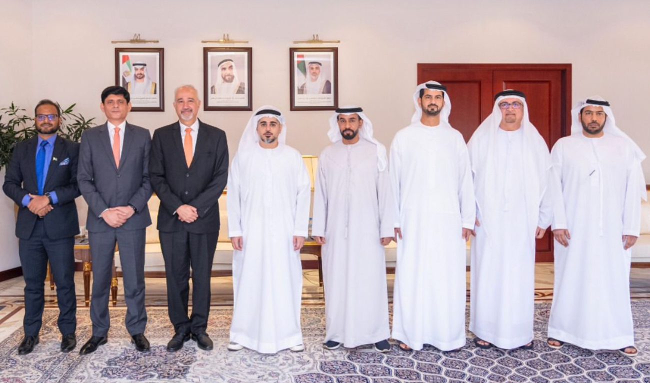 Pakistan’s ambassador to the UAE, Faisal Niaz Tirmizi, gestures for a group photo with Ahmed Jasim Al Zaabi, chairman Federation of UAE Chambers of Commerce, in Dubai on October 9, 2024. (Photo courtesy: Pakistan embassy)