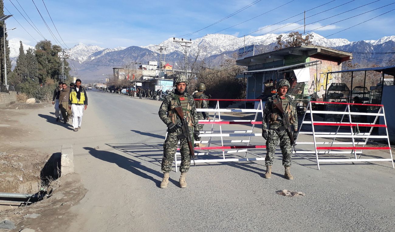 Pakistani soldiers stand guard at a checkpoint in Parachinar, capital of the Kurram tribal district, on January 22, 2017. (AFP/File)