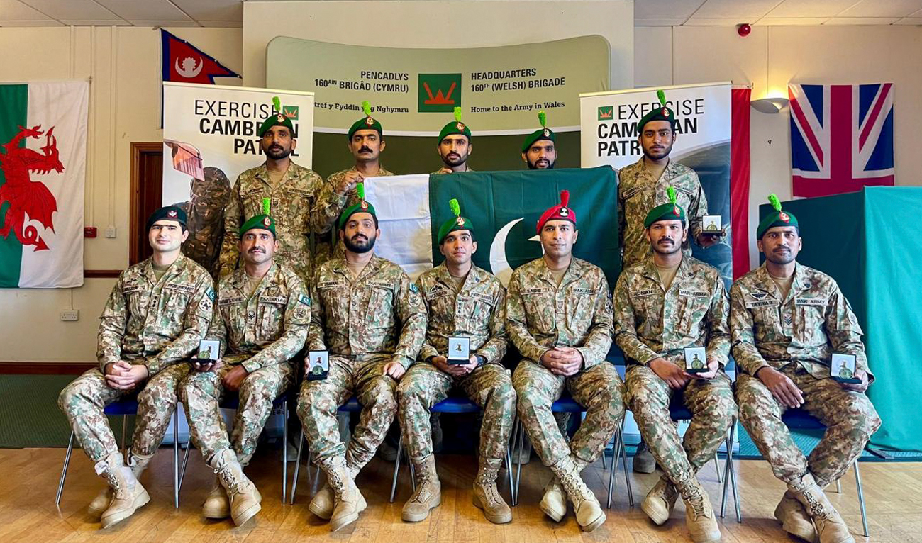 Pakistan Army’s Team gestures for a group photo during the Exercise Cambrian Patrol – 2024 in Wales on October 13, 2024. (Photo courtesy: Pakistan Army)