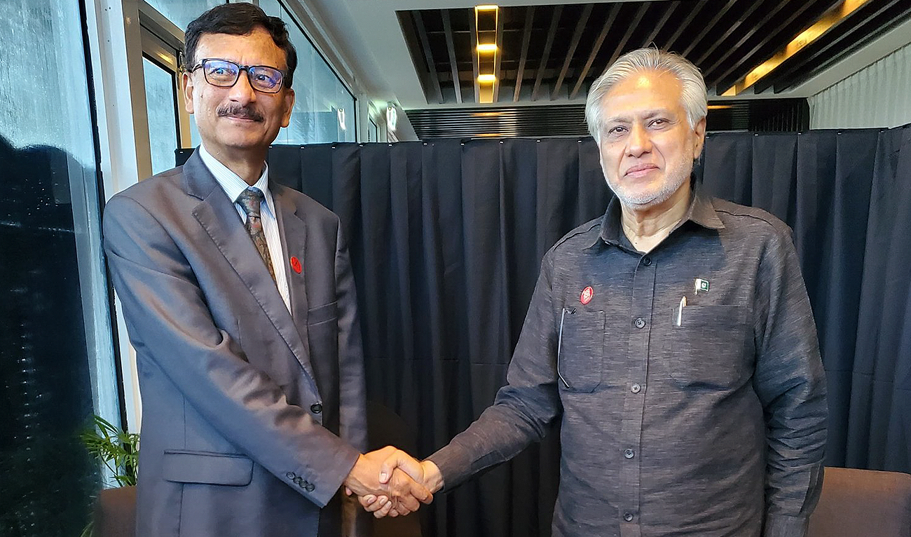 Pakistan Deputy Prime Minister and Foreign Minister Ishaq Dar shakes hands with Bangladesh Adviser for Foreign Affairs Md. Touhid Hossain during a meeting on the sidelines of the Commonwealth Heads of Government Meeting in Samoa on October 25, 2024. (Photo courtesy: MOFA)