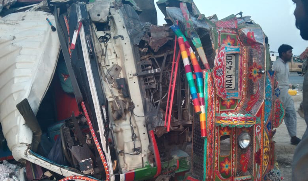 Residents gather around the accident site in Balochistan’s Sibi on October 29, 2024. (Photo courtesy: Rescue 1122)