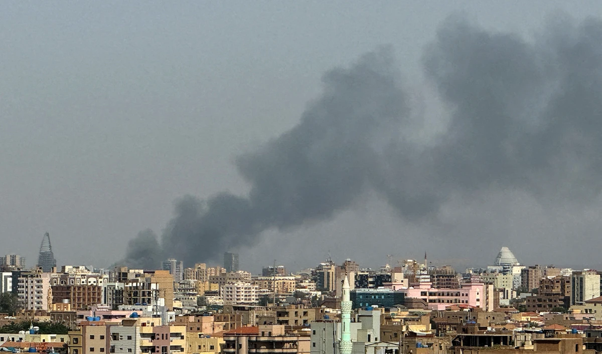 Smoke billows during air strikes in central Khartoum as the Sudanese army attacks positions held by the paramilitary Rapid Support Forces (RSF) throughout the Sudanese capital on September 26, 2024. (AFP/Fi;e)