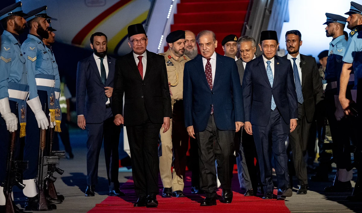 PM Shehbaz Sharif (center right) welcomes his Malaysian counterpart Dato' Seri Anwar Ibrahim (center left) as he arrives in Islamabad, Pakistan, on October 2, 2024. (@anwaribrahim/X)