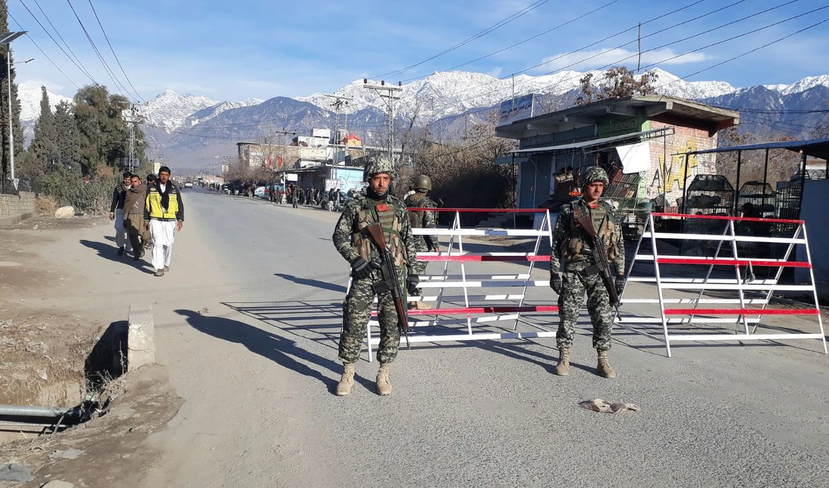 Pakistani soldiers stand guard at a checkpoint in Parachinar, capital of the Kurram tribal district, on January 22, 2017. (AFP/File)
