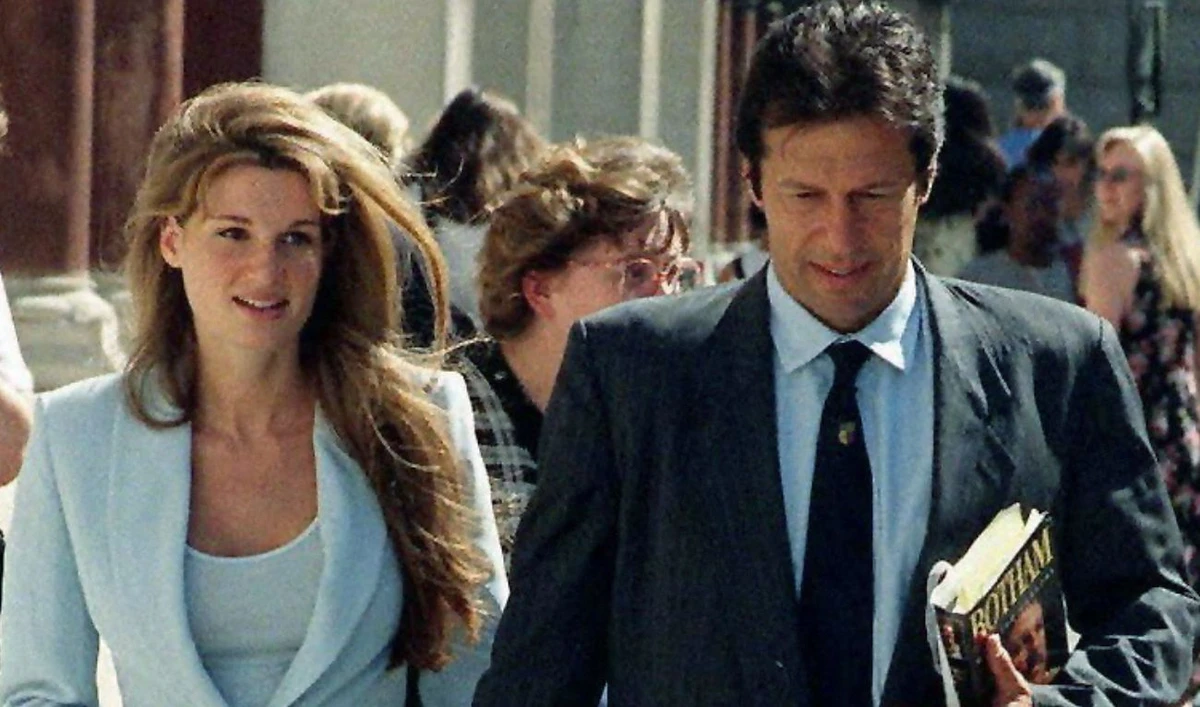 In this picture taken 18 July 1996, Former Pakistan cricket captain Imran Khan is accompanied by his wife Jemima as he arrives at the High Court in London. (AFP/File)