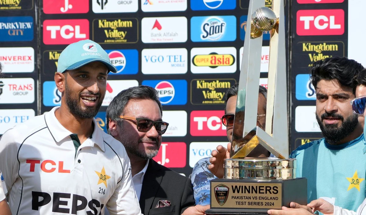Pakistan's Shan Masood, left, receives trophy after winning the series against England by 2-1, in Rawalpindi, Pakistan, Saturday, Oct. 26, 2024. (AP)