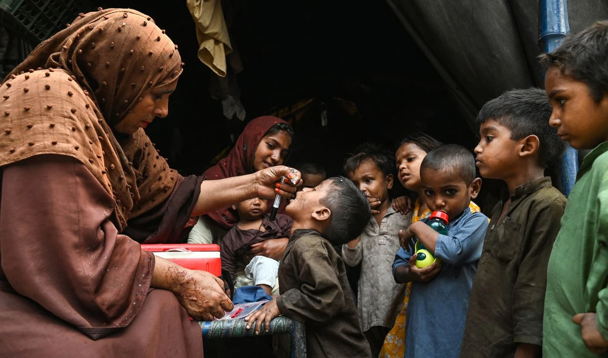 Health workers administer polio drops to children during a door-to-door vaccination campaign in Lahore on October 28, 2024. (AFP)
