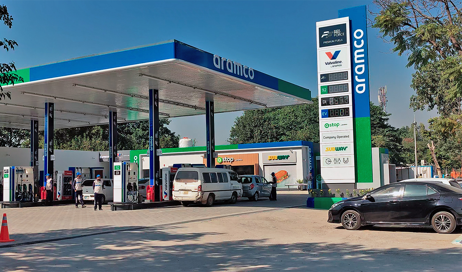 Motorists fill up at an Aramco-branded retail petrol station in Islamabad, Pakistan, on November 4, 2024. (AN photo)
