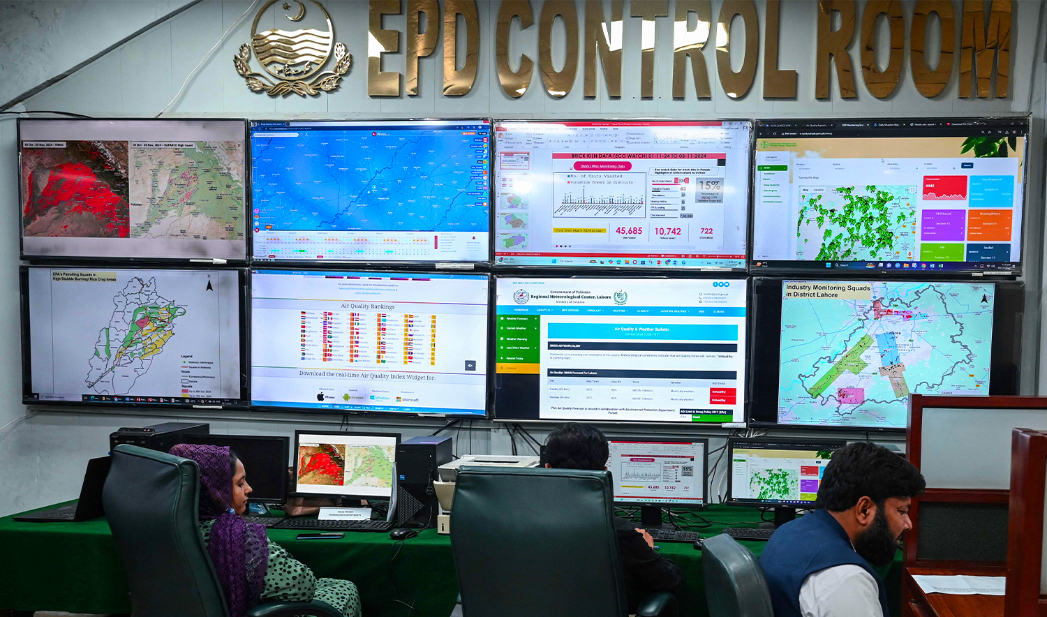 taff members of Environment Protection Department (EPD) monitor air quality of the city inside the control room, amid the foggy conditions in Lahore on November 4, 2024. (AFP)