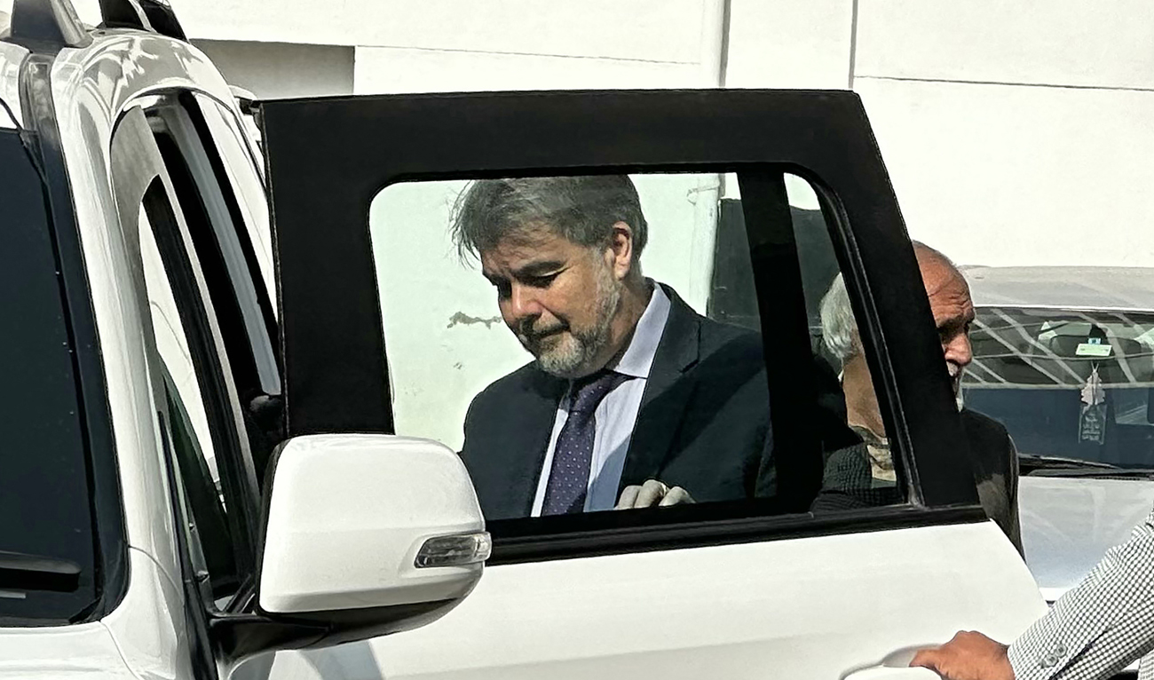 International Monetary Fund (IMF) Mission Chief for Pakistan Nathan Porter (C) leaves Finance Ministry after a meeting, during his official visit in Islamabad on November 2, 2023. (AFP/File)