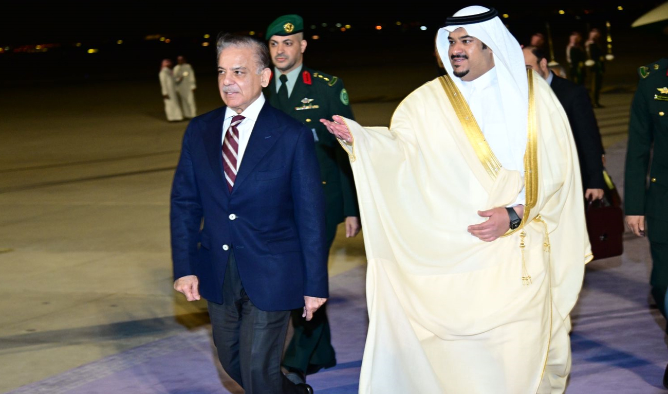 PM Shehbaz Sharif is being received by Deputy Governor of Riyadh Region Prince Mohammed bin Abdulrahman bin Abdulaziz at Riyadh International Airport in Riyadh on November 10, 2024. (PMO)