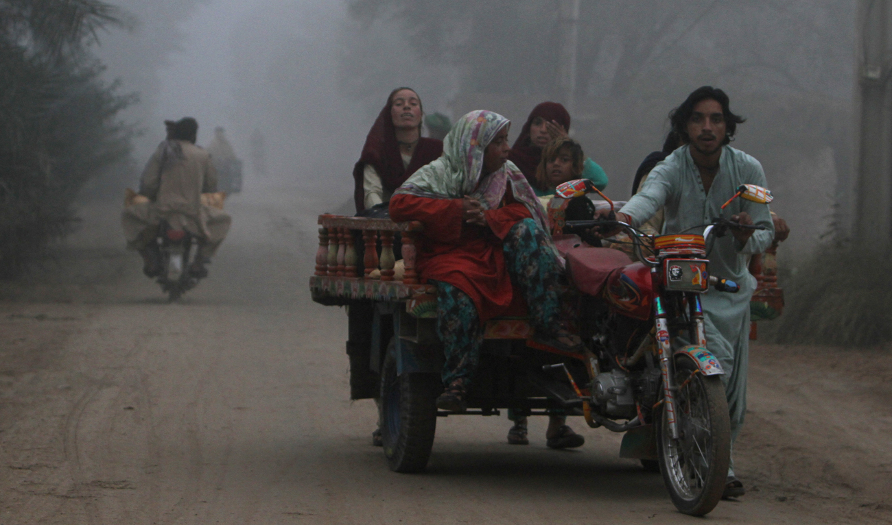 A family moves on a trishaw along a road on a smoggy morning on the outskirts of Multan on November 11, 2024. (REUTERS)