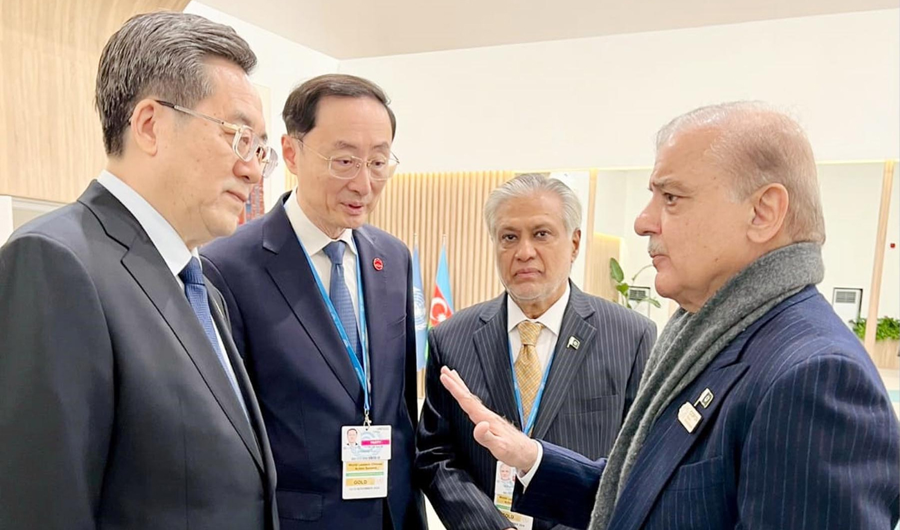 PM Shehbaz Sharif (right) met Chinese Vice Premier Ding Xuexiang (left), on the sidelines of COP29 Climate Action Summit in Baku, Azerbaijan, on November 13, 2024. (PID)