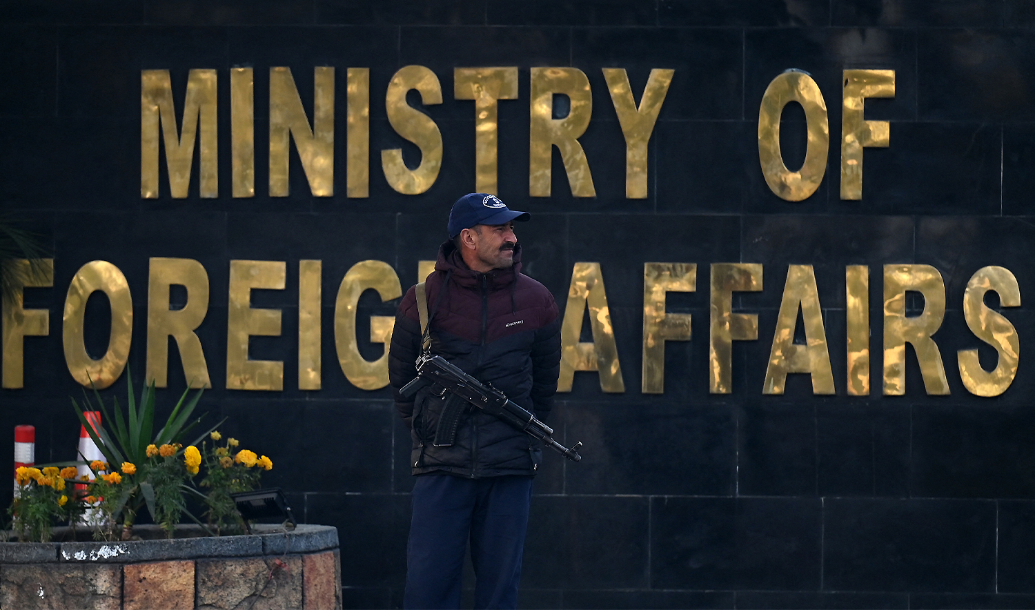 A Pakistani police officer stands guard outside the Ministry of Foreign Affairs in Islamabad on January 18, 2024. (AFP/File)