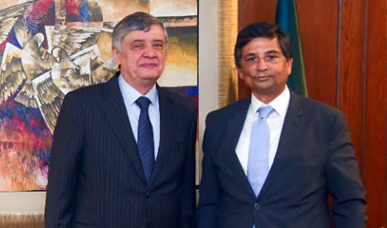 Moscow's special representative for Afghanistan, Ambassador Zamir Kabulov (left) poses with additional secretary, Ahmad Naseem Warraich, at the Ministry of Foreign Affairs in Islamabad, Pakistan on November 14, 2024. (Radio Pakistan)