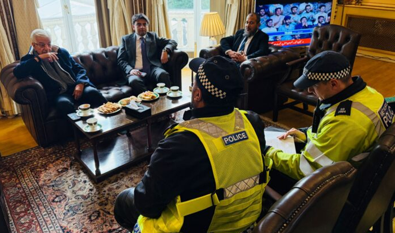 Defence Minister Khawaja Asif (left) meets London police officials at Pakistan High Commission in London, UK, on November 14, 2024. (APP)