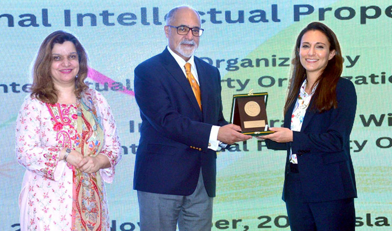 The Intellectual Property Organization of Pakistan Chairman Farukh Amil gives a souvenir to the World Intellectual Property Organization official in Islamabad on November 21, 2024. (Radio Pakistan)