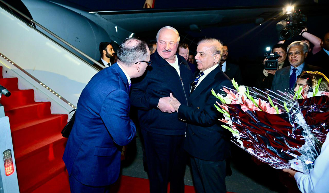 Pakistan Prime Minister Shhebaz Sharif (left) receives Belarus President Aleksandr Lukashenko at Nur Khan Airbase in Rawalpindi, Pakistan, on November 25, 2024. (APP)