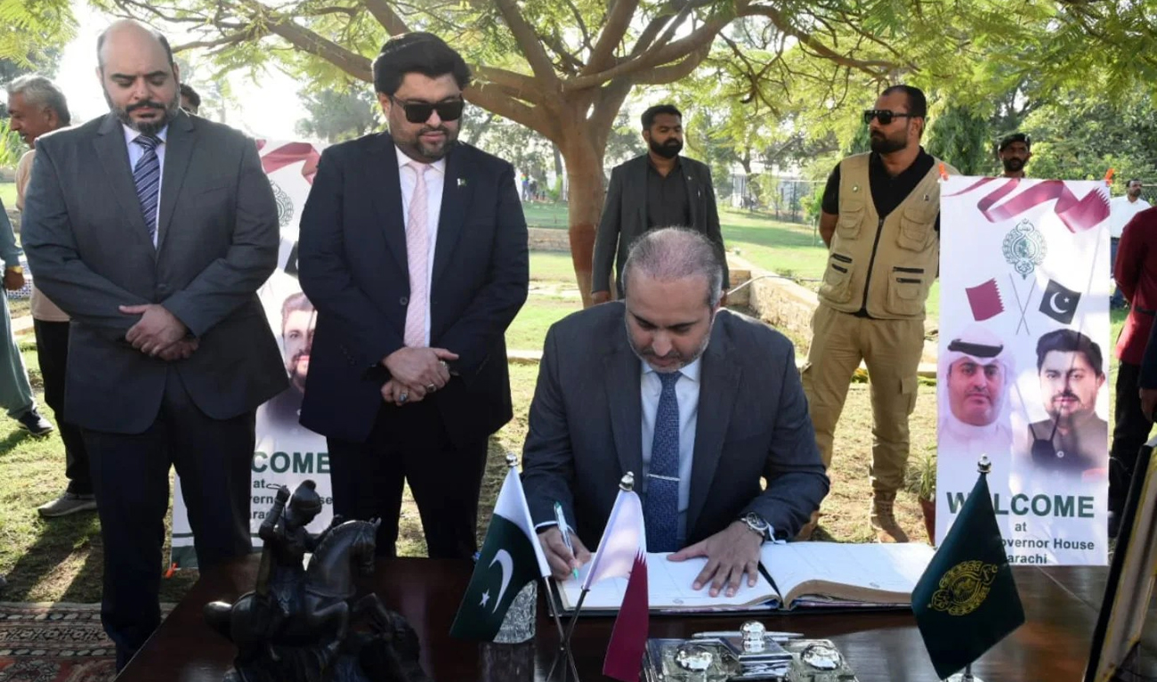 Ambassador of the State of Qatar, Ali Mubarak Ali Essa Al-Khater, writes in the guestbook at the Governor’s House following a meeting with Sindh Governor Kamran Tesori in Karachi, Pakistan, on November 27, 2024. (Photo Courtesy: Sindh Governer House)