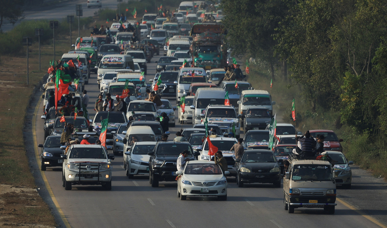 A view of a convoy by supporters of the former Pakistani Prime Minister Imran Khan’s party Pakistan Tehreek-e-Insaf (PTI), as they head toward Islamabad, during an anti-government rally, in Peshawar on November 24, 2024. (REUTERS/File)