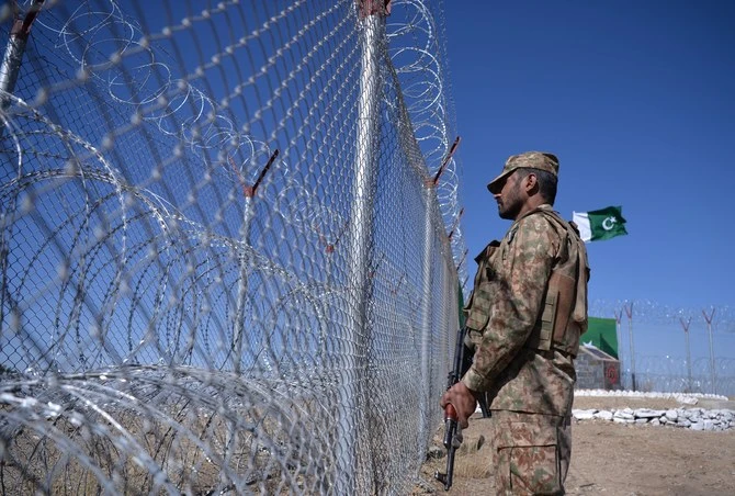 A Pakistani soldier keeps vigil next to a newly fenced border fencing along with Afghan's Paktika province border in Angoor Adda in Pakistan's South Waziristan tribal agency on October 18, 2017. (AFP/File)