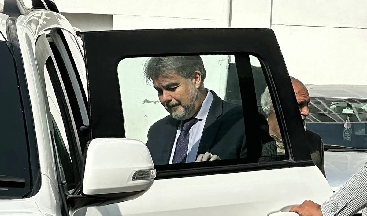 International Monetary Fund (IMF) Mission Chief for Pakistan Nathan Porter (C) leaves Finance Ministry after a meeting, during his official visit in Islamabad on November 2, 2023. (AFP/File)