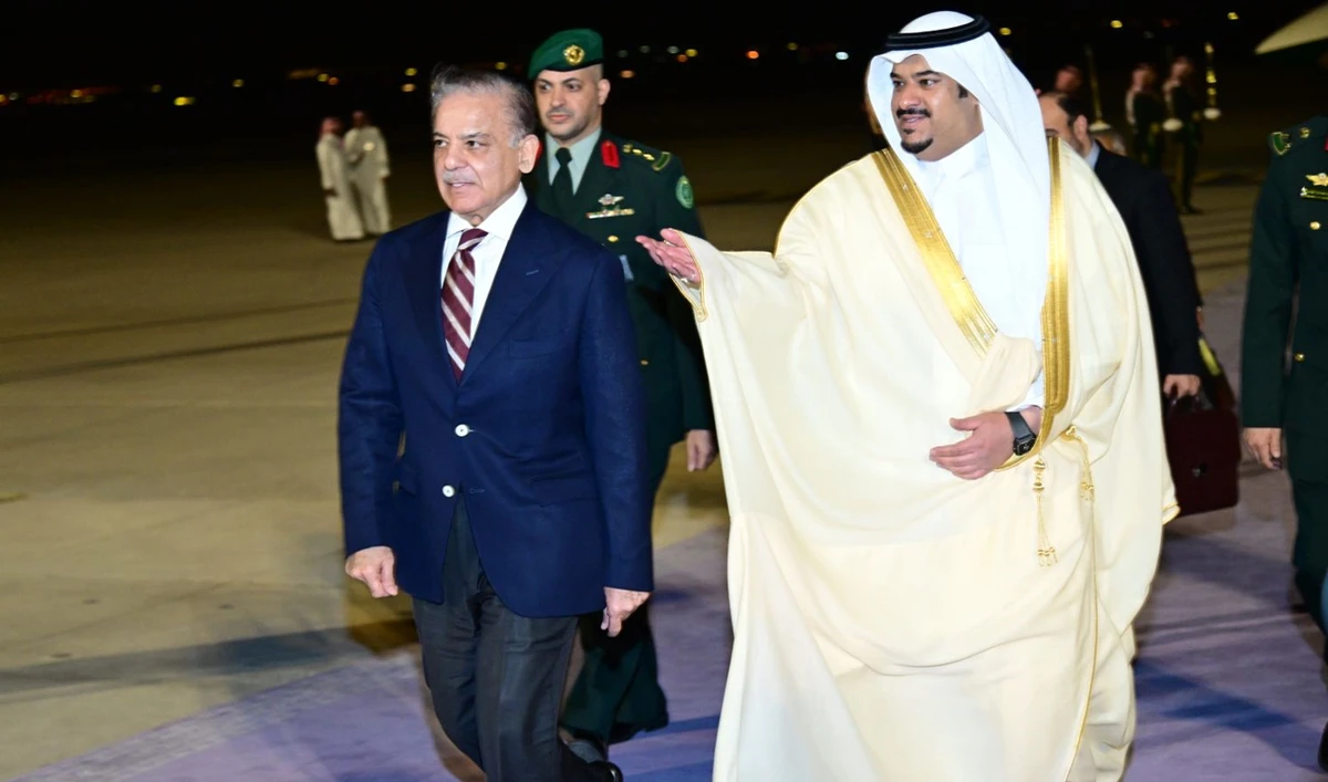 PM Shehbaz Sharif is being received by Deputy Governor of Riyadh Region Prince Mohammed bin Abdulrahman bin Abdulaziz at Riyadh International Airport in Riyadh on November 10, 2024. (PMO)