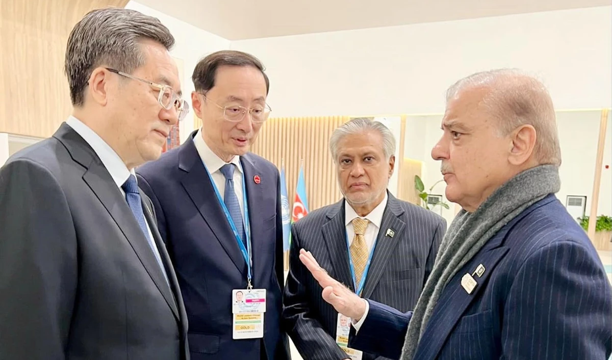 PM Shehbaz Sharif (right) met Chinese Vice Premier Ding Xuexiang (left), on the sidelines of COP29 Climate Action Summit in Baku, Azerbaijan, on November 13, 2024. (PID)
