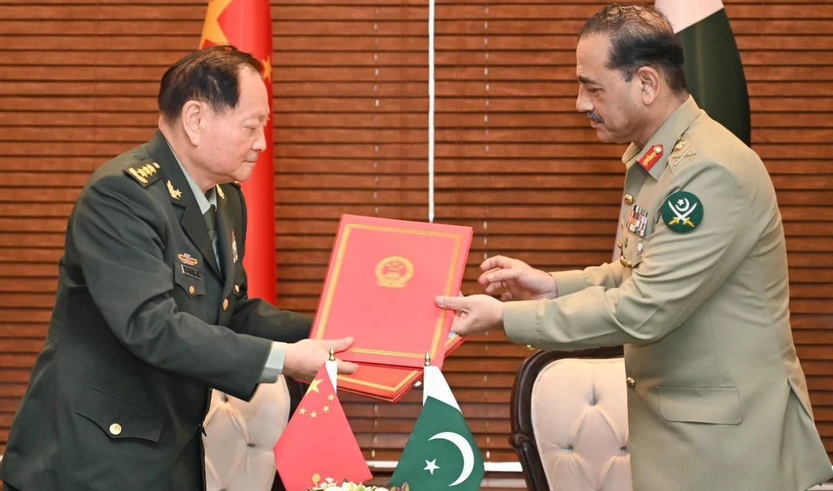 Pakistan’s Chief of Army Staff, General Syed Asim Munir (right) meets Vice Chairman of China’s Central Military Commission, General Zhang Youxia, in Rawalpindi, Pakistan, on Novemnber 27, 2024. (Pakistan Army)