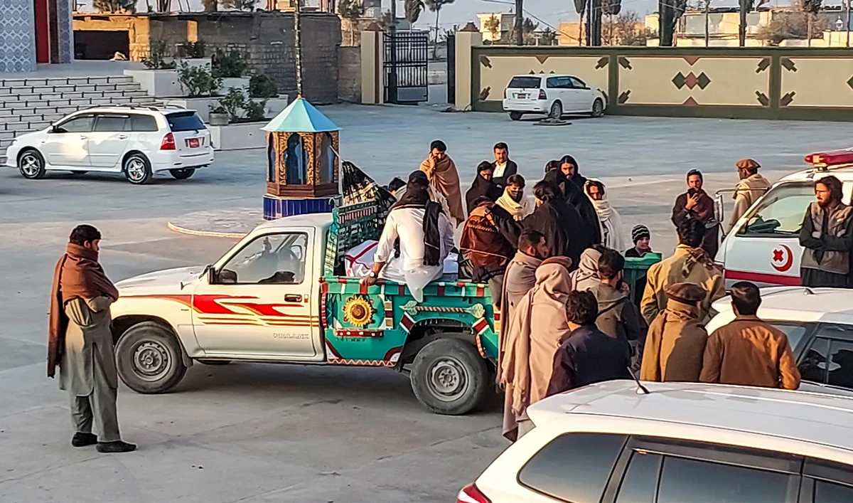 Relatives transport a dead body of a victim who was killed in sectarian attacks in Kurram district at a Shitte Muslim mosque in Parachinar, the mountainous Khyber Pakhtunkhwa province, on November 22, 2024. (AFP/File)