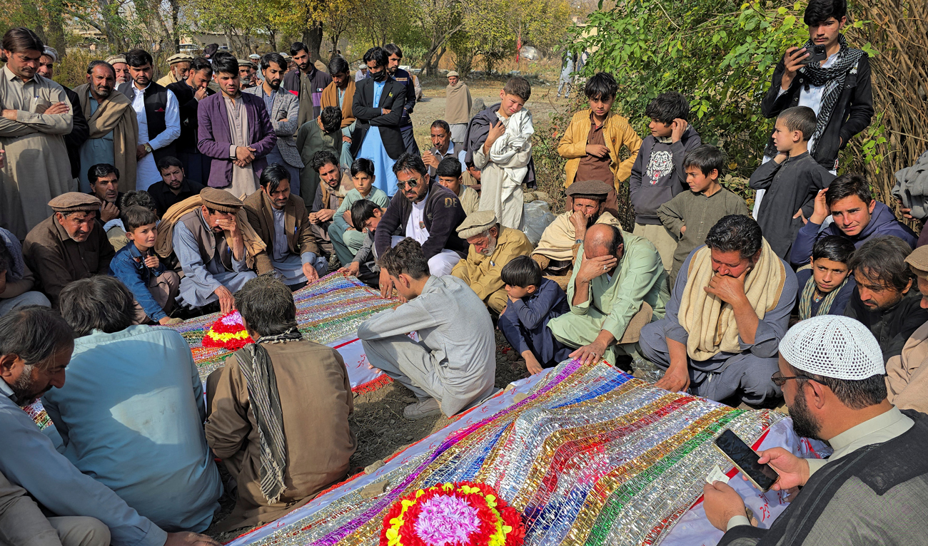 People mourn over the graves of relatives who were killed after gunmen opened fire on passenger vehicles in the Kurram tribal district, in Shalozan, Khyber Pakhtunkhwa on November 22, 2024. (REUTERS/File)