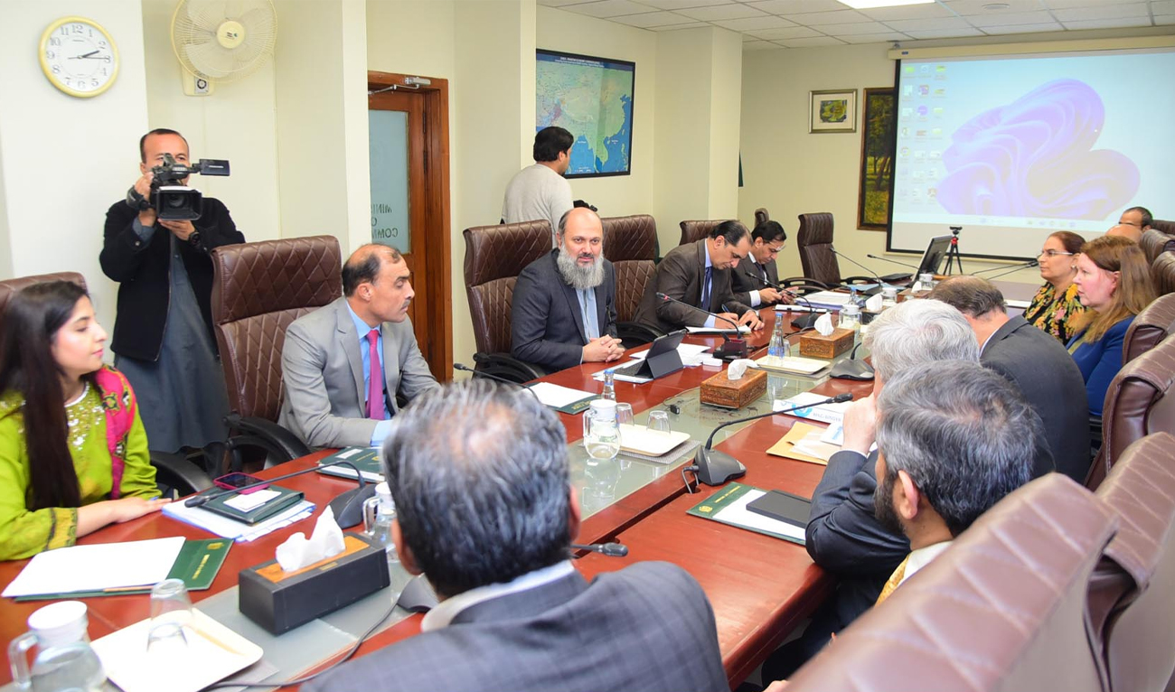 Pakistan’s Federal Minister for Commerce, Jam Kamal Khan (center, seated) in a meeting with a delegation from the American Business Council (ABC) at Ministry of Commerce in Islamabad, on December 4, 2024. (PID)