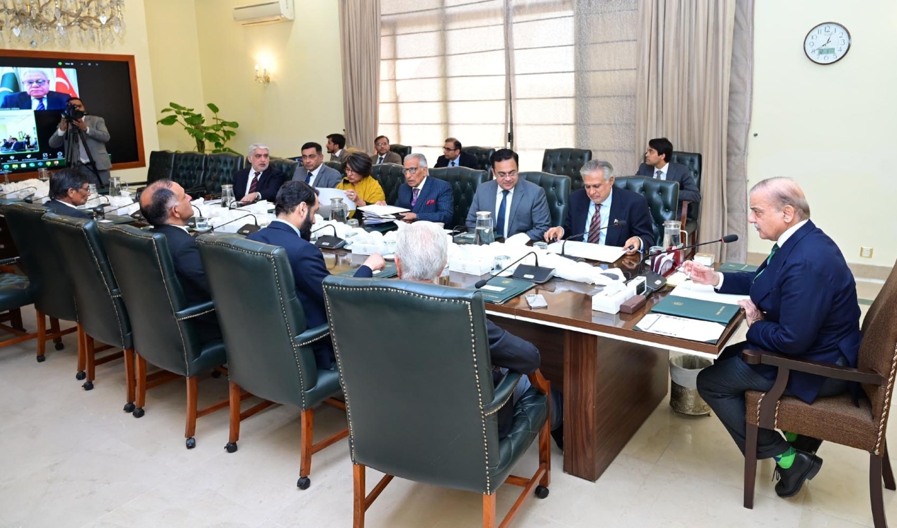 Pakistan Prime Minister Shehbaz Sharif (right) chairs a meeting on the evacuations of Pakistani from Syria in Islamabad, Pakistan, on December 9, 2024. (PID/File)