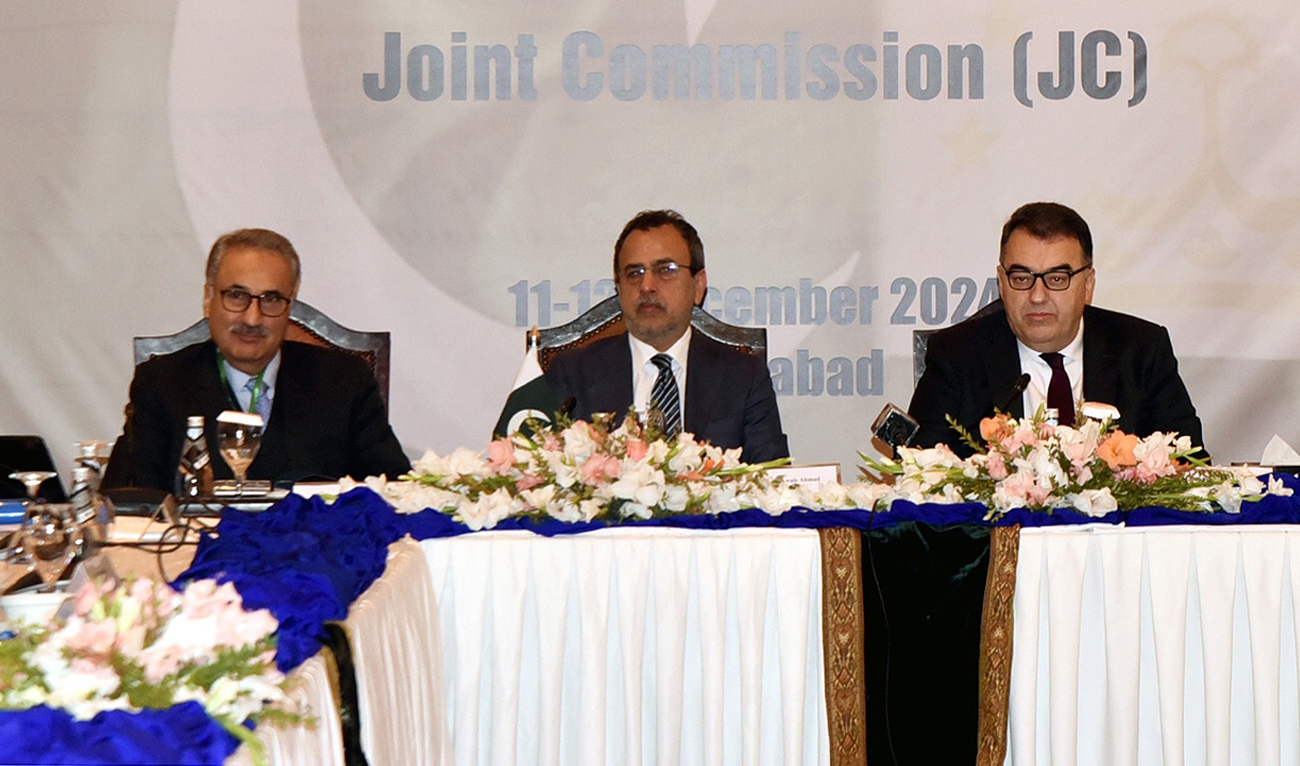 Pakistan’s Minister for Power, Awais Ahmad Khan Leghari (center), and Tajikistan’s Minister for Energy and Water Resources, Juma Daler Shofaqir (right), attend the 7th session of Pakistan-Tajikistan Joint Commission in Islamabad, on December 11, 2024. (PID)