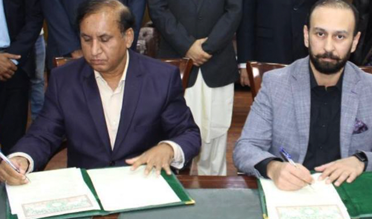 Officials from the Sindh province’s Social Welfare Department and the National Database and Registration Authority sign documents as they launch the “Sindh Senior Citizen Card” in Karachi on December 11, 2024. (Photo courtesy: Sindh Information Department)