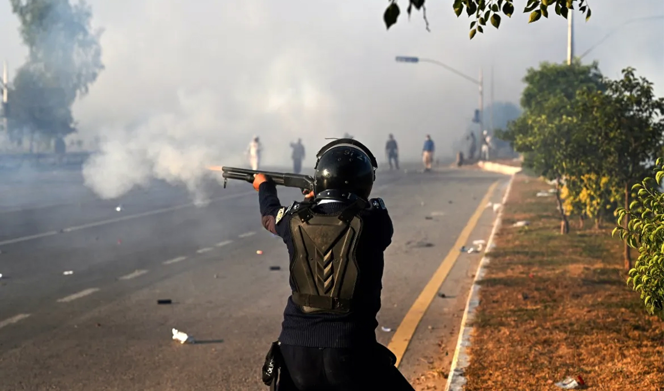 A policeman fires rubber bullets to disperse supporters of Pakistan Tehreek-e-Insaf (PTI) party during a protest to demand the release of former prime minister Imran Khan, in Islamabad on November 26, 2024. (AFP/File)