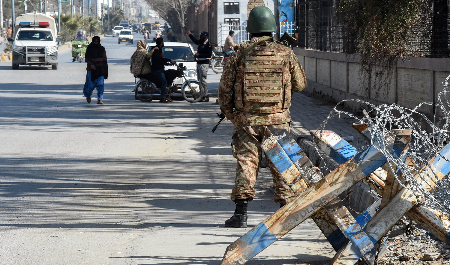 A Pakistani army personnel stands guard along a road in Quetta on February 7, 2024. (AFP/Fie)
