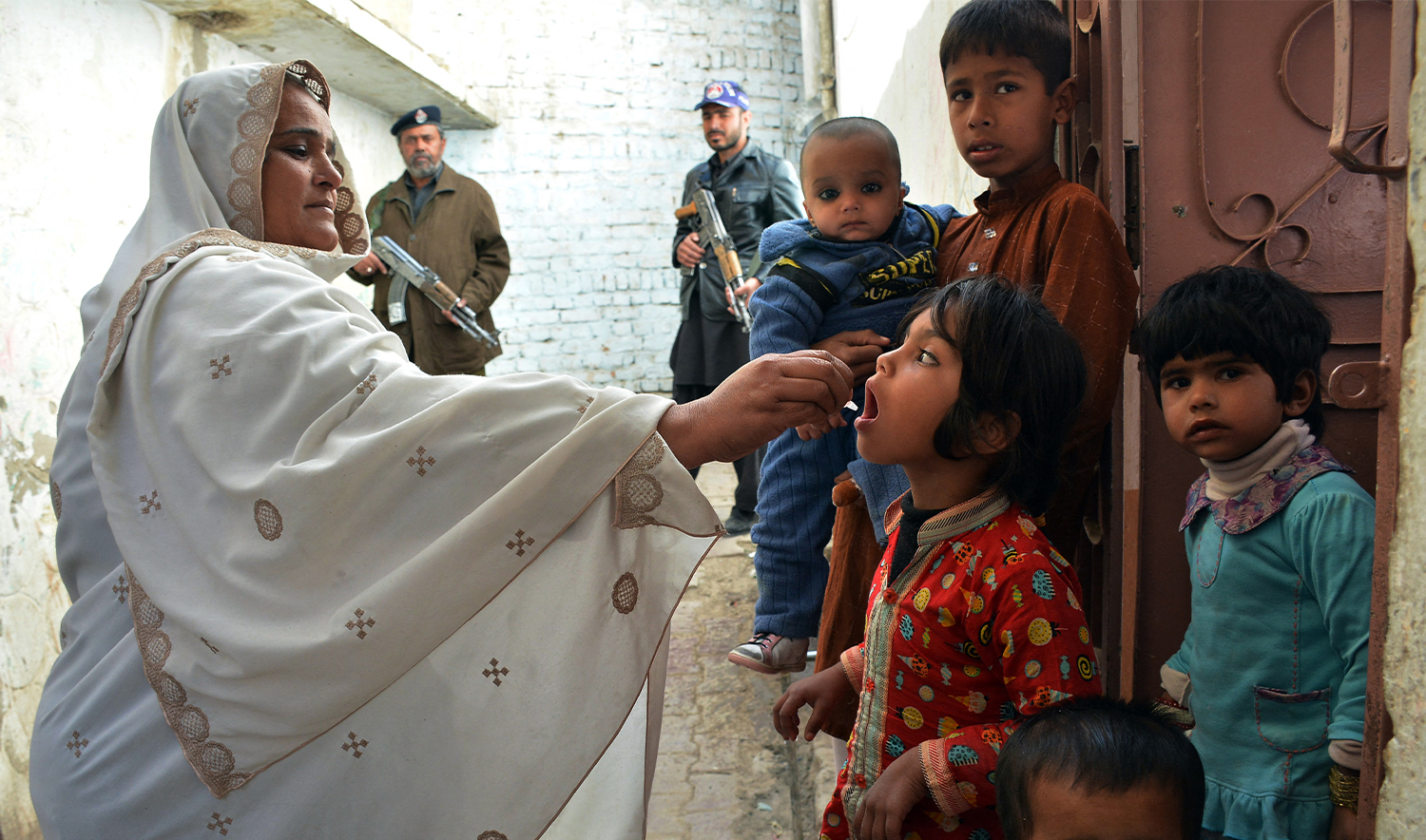 A Pakistani health worker administers polio drops to a child during a polio vaccination campaign in Quetta on February 15, 2016. (AFP/File)