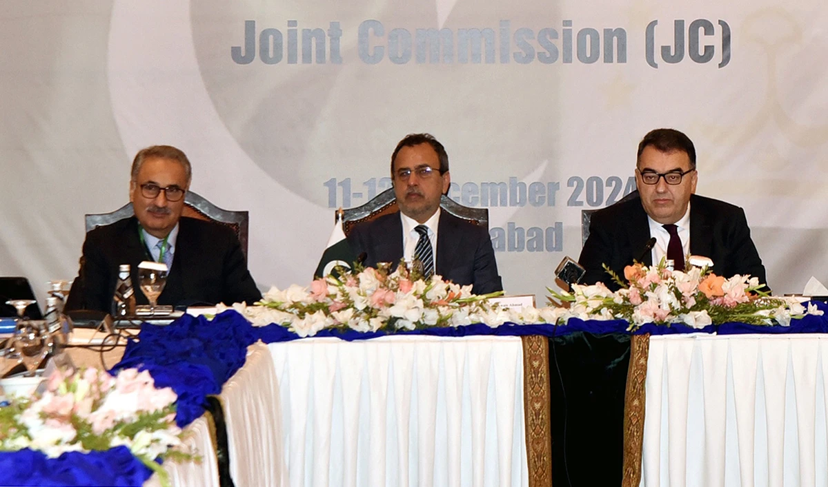 Pakistan’s Minister for Power, Awais Ahmad Khan Leghari (center), and Tajikistan’s Minister for Energy and Water Resources, Juma Daler Shofaqir (right), attend the 7th session of Pakistan-Tajikistan Joint Commission in Islamabad, on December 11, 2024. (PID)