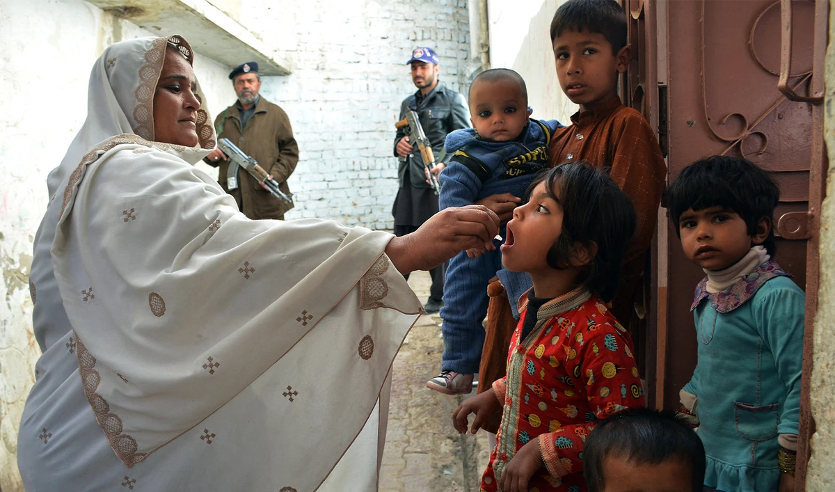 A Pakistani health worker administers polio drops to a child during a polio vaccination campaign in Quetta on February 15, 2016. (AFP/File)