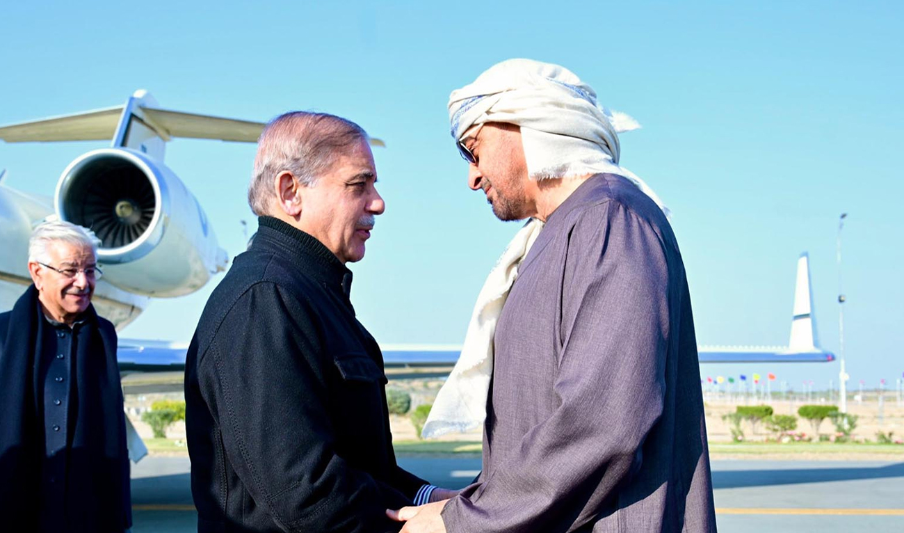 Pakistan’s Prime Minister Shehbaz Sharif meets the UAE President Sheikh Mohammad bin Zayed Al-Nahyan (right), in Rahim Yar Khan, Pakistan, on January 5, 2025. (PID)