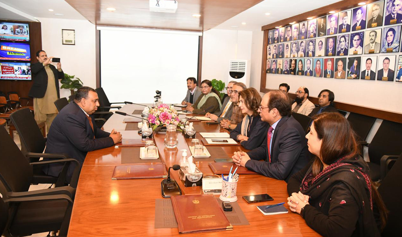 Pakistan’s Secretary Information and Broadcasting Ambreen Jan (2R) speaks during a meeting with Bangladesh High Commissioner in Pakistan Iqbal Hussain Khan (left) in Islamabad on January 6, 2025. (APP)