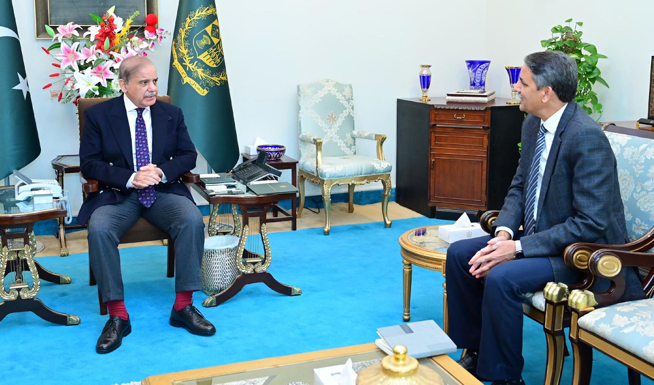 Pakistan Prime Minister, Shehbaz Sharif, meets Chief Collector Customs Karachi Zone, Jamil Nasir, in Islamabad on January 11, 2025. (PID)