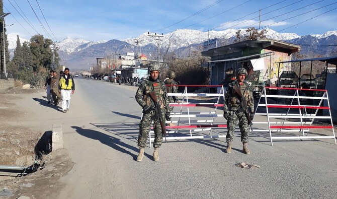 Pakistani soldiers stand guard at a checkpoint in Parachinar, capital of the Kurram tribal district, on January 22, 2017. (AFP/File)