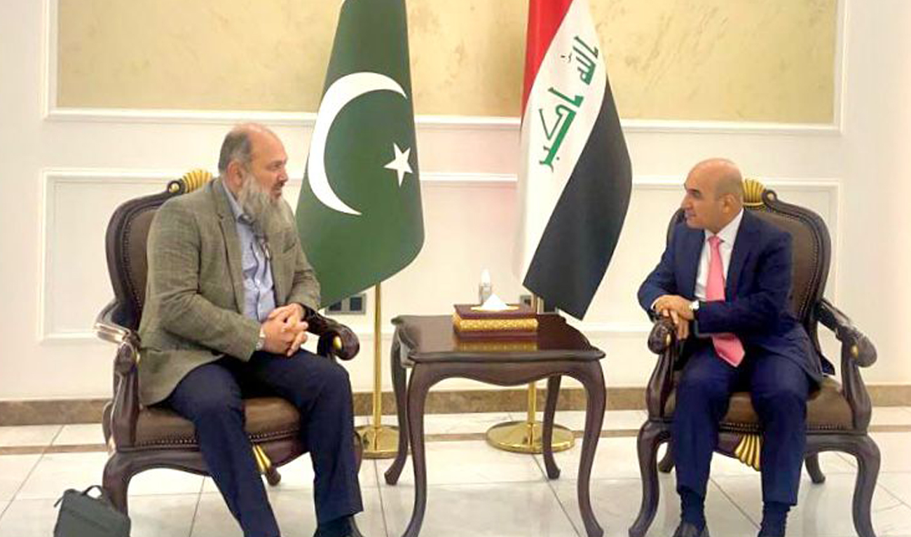Pakistan’s Federal Minister for Commerce Jam Kamal (left) speaks with Iraq’s Minister for Housing and Construction Bangen Rekani at the Baghdad International Airport in Baghdad on January 13, 2025. (Photo courtesy: Commerce Ministry)