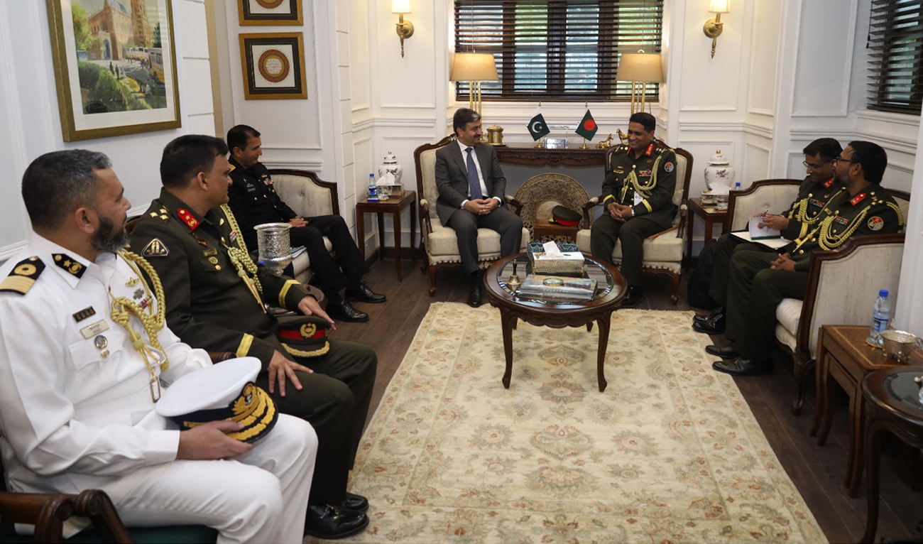 Pakistan’s Defense Secretary Lt. Gen. (retired) Muhammad Ali (center) meets Lt. Gen. S.M. Kamr-ul-Hassan (third right), principal staff officer of the Bangladesh armed forces division, at Ministry of Defense in Rawalpindi on January 17, 2025. (PID)